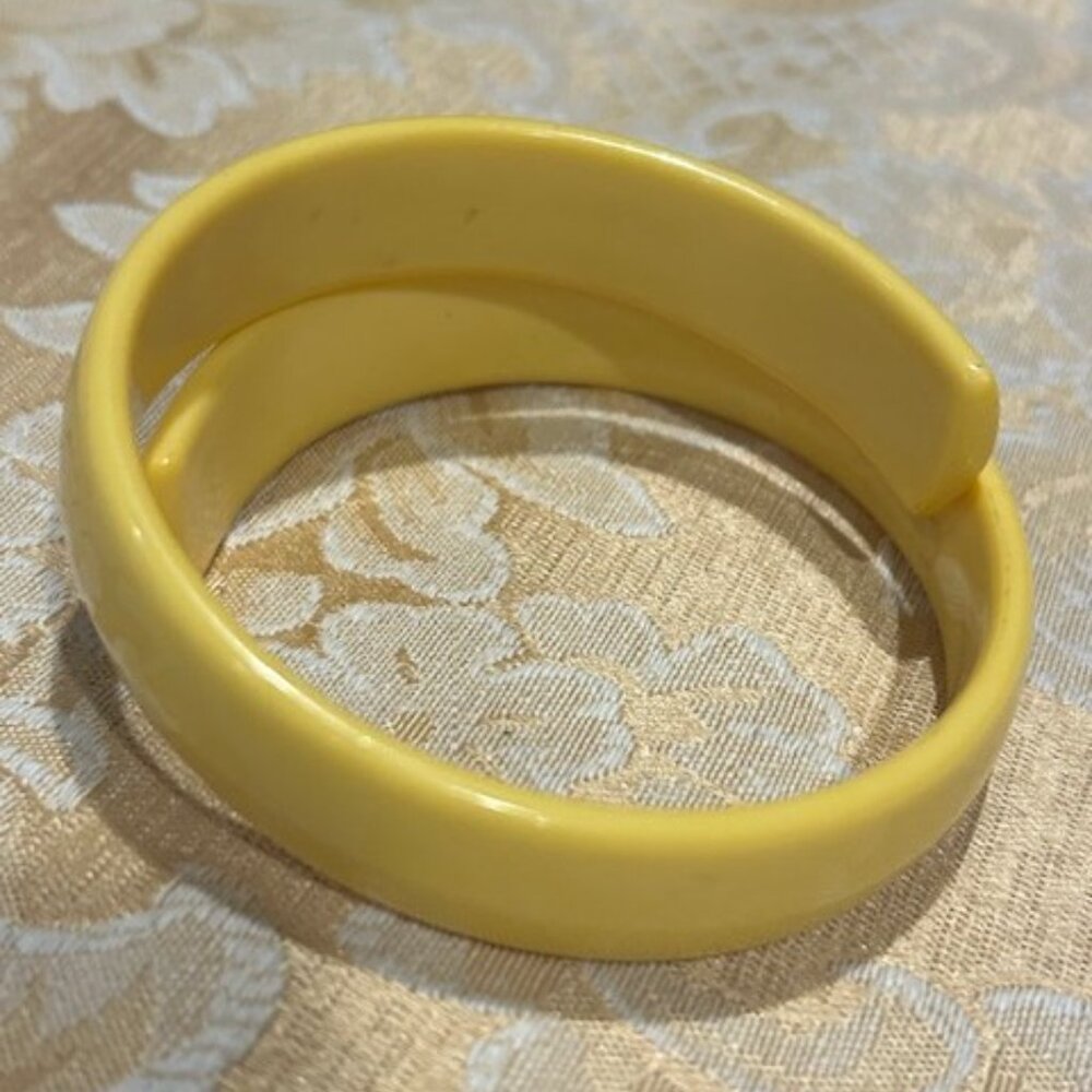 YELLOW LUCITE Wrap Vintage Bangle BRACELET - Picture 8 of 8